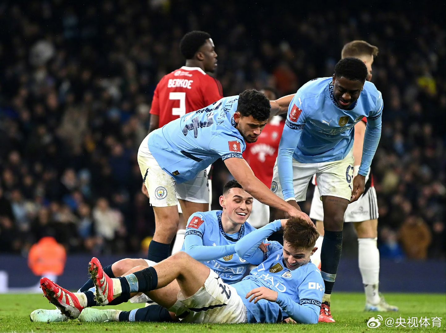 包含清晨突围战来临,曼城围绕NBA季后赛刷新队史纪录,管理层满意,训练强度明显提升的词条 包含清晨突围战来临,曼城围绕NBA季后赛刷新队史纪录,管理层满意,训练强度明显提升的词条