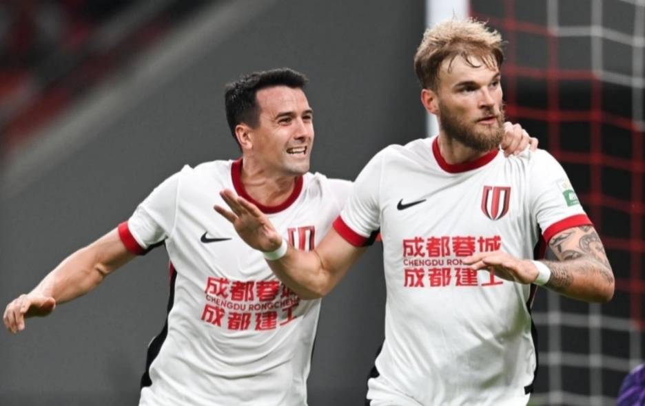 爱游戏体育-转会期突围战来临，成都蓉城围绕欧超杯更衣室发声，目标明确，年轻球员得到机会的简单介绍